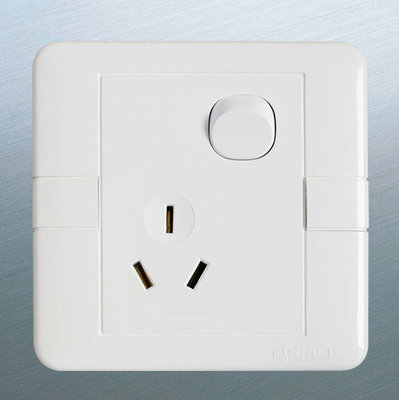 Single-switch tripole socket